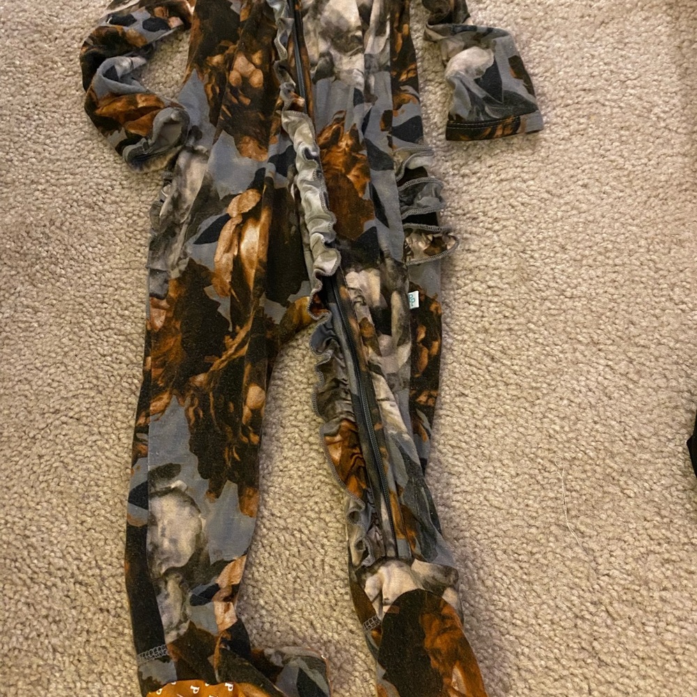 Posh peanut footed pajamas 6-9 months